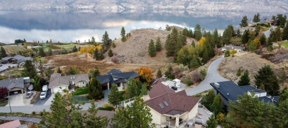 4 bedrooms House in British Columbia, Canada No. 1079 2