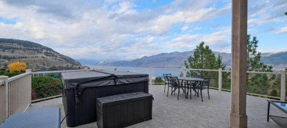 4 bedrooms House in British Columbia, Canada No. 1079 5