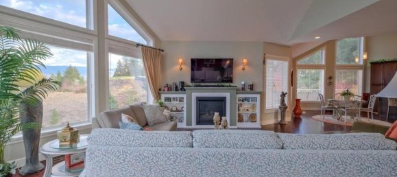 4 bedrooms House in British Columbia, Canada No. 1079 6