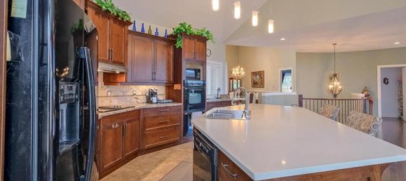 4 bedrooms House in British Columbia, Canada No. 1079 11