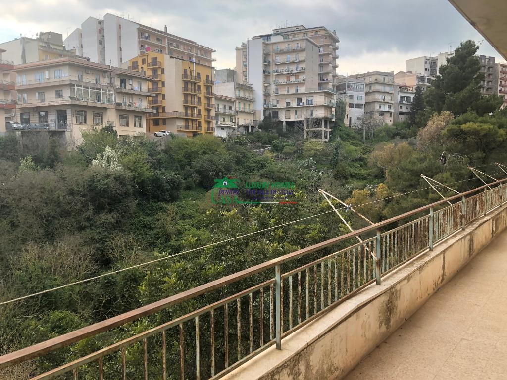 6 rooms Apartment in Ragusa, Italy No. 66881