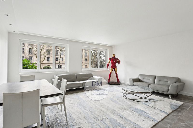 3 bedrooms Apartment in Paris, France No. 171980