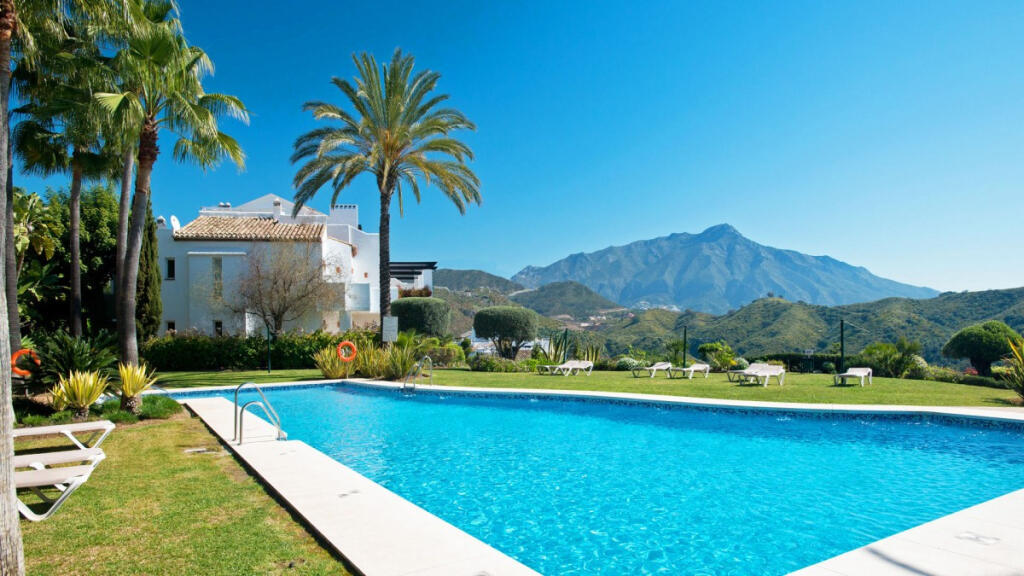 3 bedrooms Apartment in Benahavis, Spain No. 81263