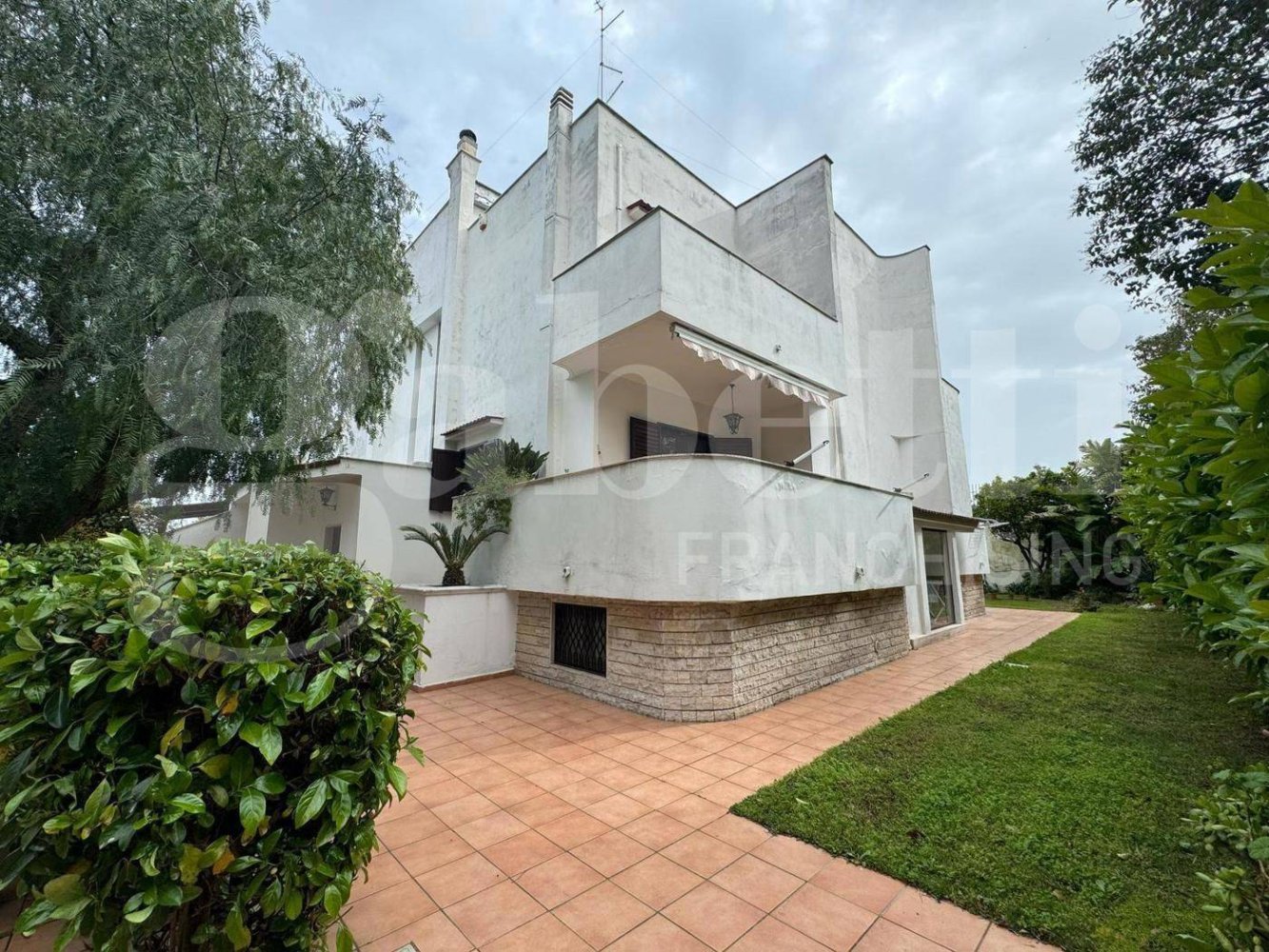 3 bedrooms Villa in Bari, Italy No. 198723