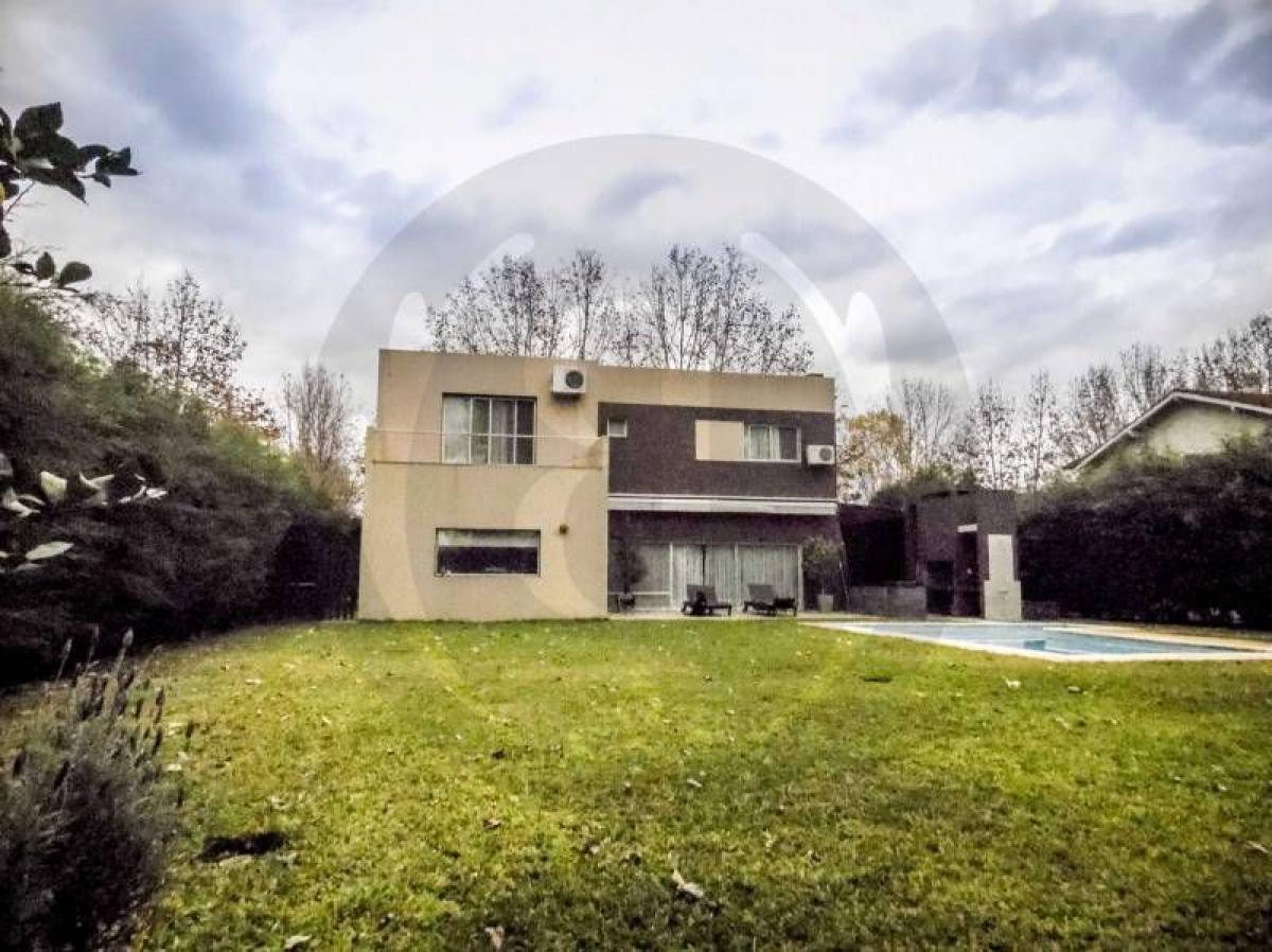 Casa de 3 dormitorios en Tigre, Argentina No. 87910