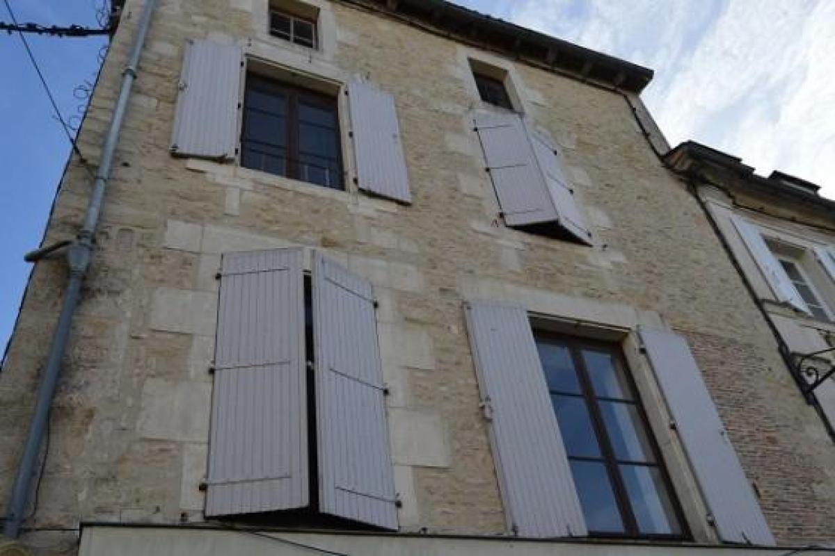 60m² Shop in Ruffec, France No. 18978