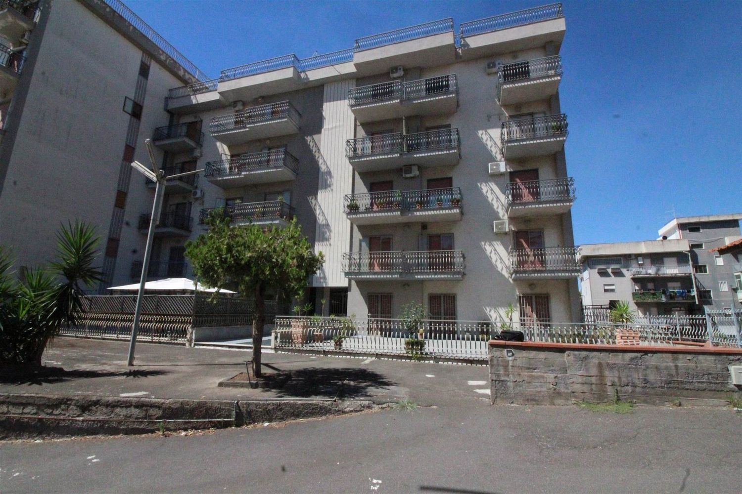 Apartamento de 5 dormitorios en Carlentini, Italy No. 353699