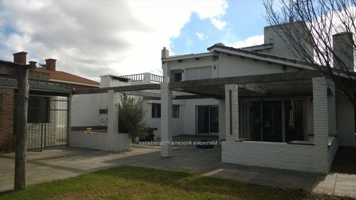 4 bedrooms House in Montevideo, Uruguay No. 570