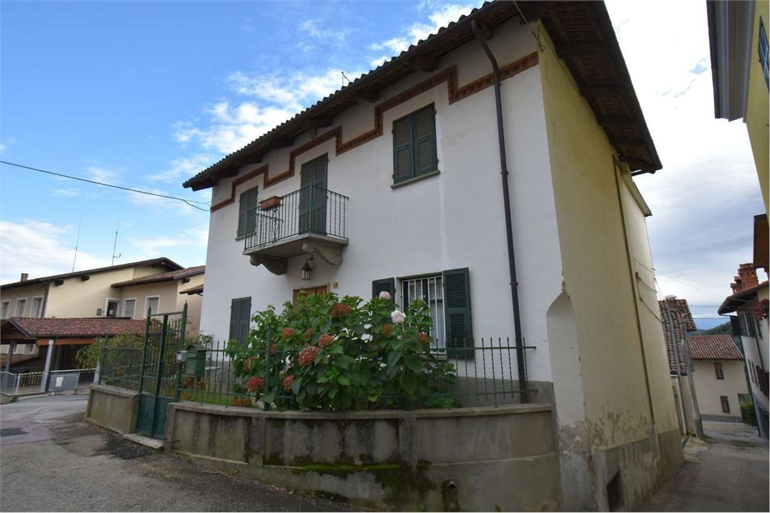 Дом с 8 комнатами в Монтальдо Роэро, Италия № 157893