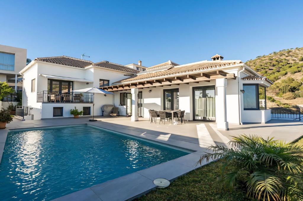 Вилла с 4 спальнями в Михас, Испания № 23604