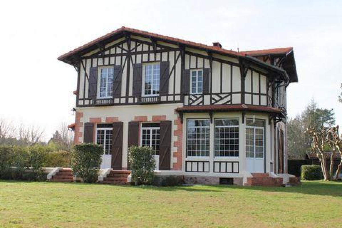 8 bedrooms House in Escource, France No. 5787