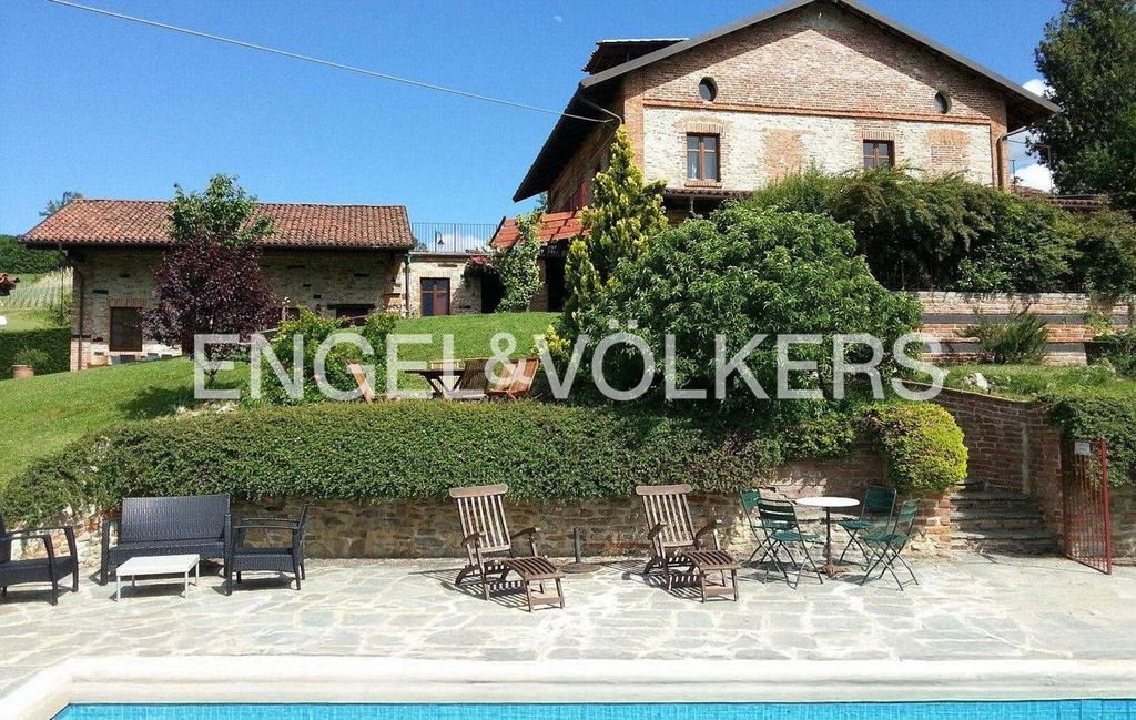 8 bedrooms Villa in Sinio, Italy No. 129211