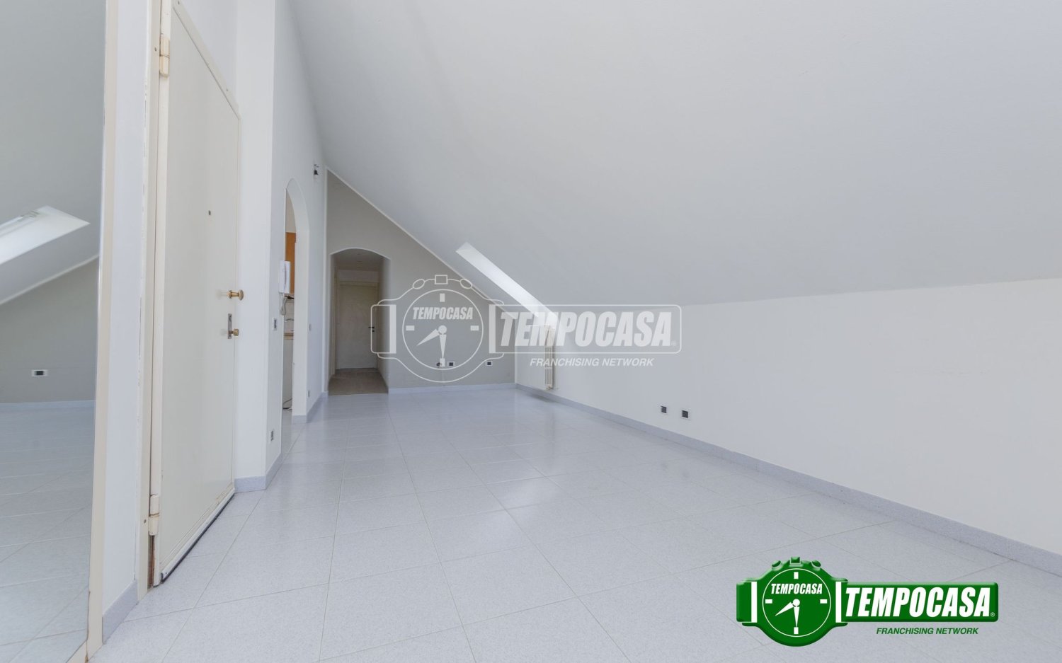 Квартира с 2 спальнями в Локате ди Триульци, Италия № 387004