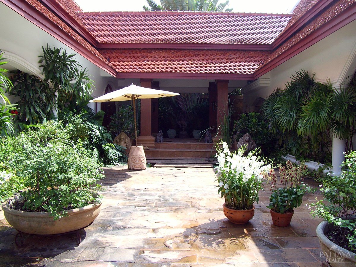 4 bedrooms Cafe / restaurant in Pattaya, Thailand No. 739