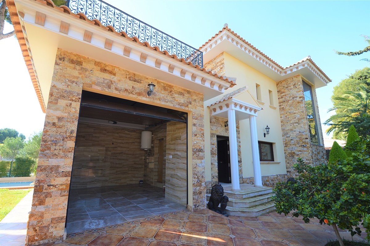 5 bedrooms Villa in Campoamor, Spain No. 1063