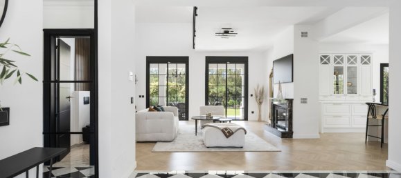 5 bedrooms Villa in Estepona, Spain No. 147364 2