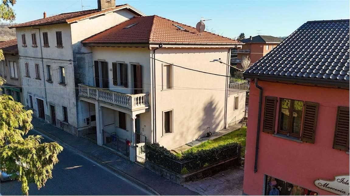Villa de 5 habitaciónes en Sangiano, Italy No. 41617