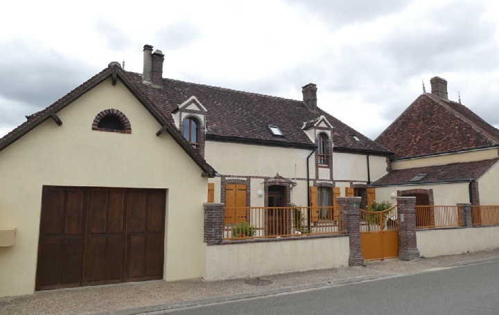Casa de 4 dormitorios en La Loupe, France No. 101795