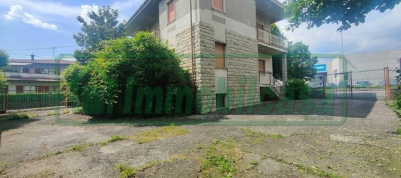 3 bedrooms Villa in Seriate, Italy No. 111692 3