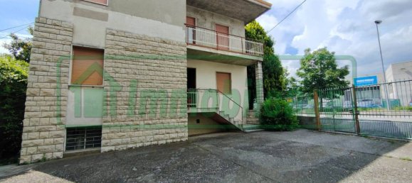3 bedrooms Villa in Seriate, Italy No. 111692 7