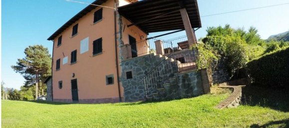 4 bedrooms House in Gallicano, Italy No. 708 5
