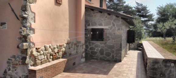 4 bedrooms House in Gallicano, Italy No. 708 3