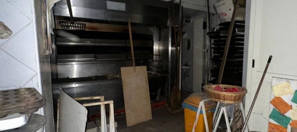 1 room Commercial property in Naples, Italy No. 17507 6