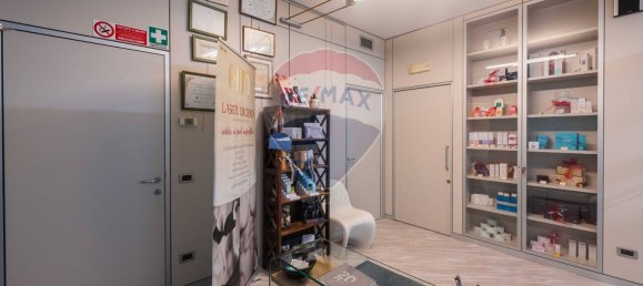 60m² Commercial property in Osio Sotto, Italy No. 364736 20