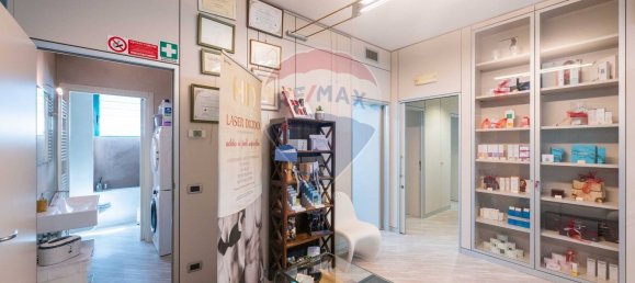 60m² Commercial property in Osio Sotto, Italy No. 364736 12