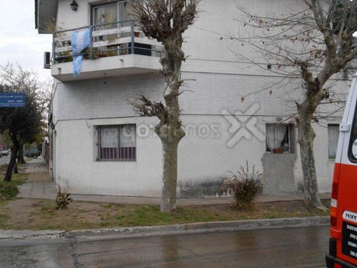 3 bedrooms House in Moron, Argentina No. 11107