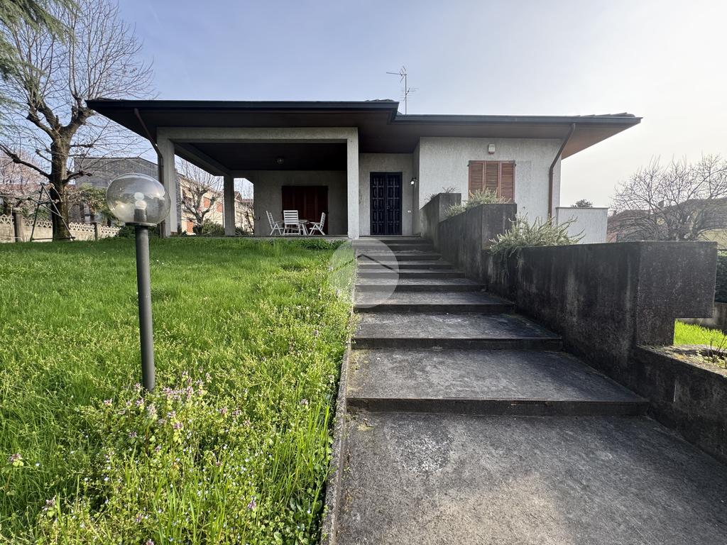 Villa de 3 dormitorios en Cesano Maderno, Italy No. 56666