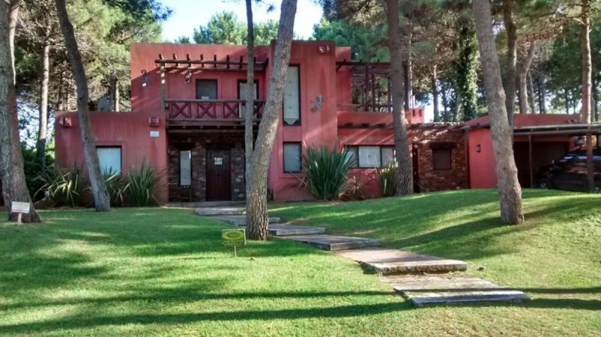 Casa de 4 dormitorios en Mar del Plata, Argentina No. 75430