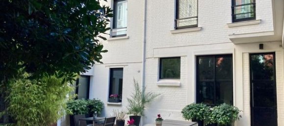 Casa de 4 dormitorios en Montreuil, France No. 359359 2