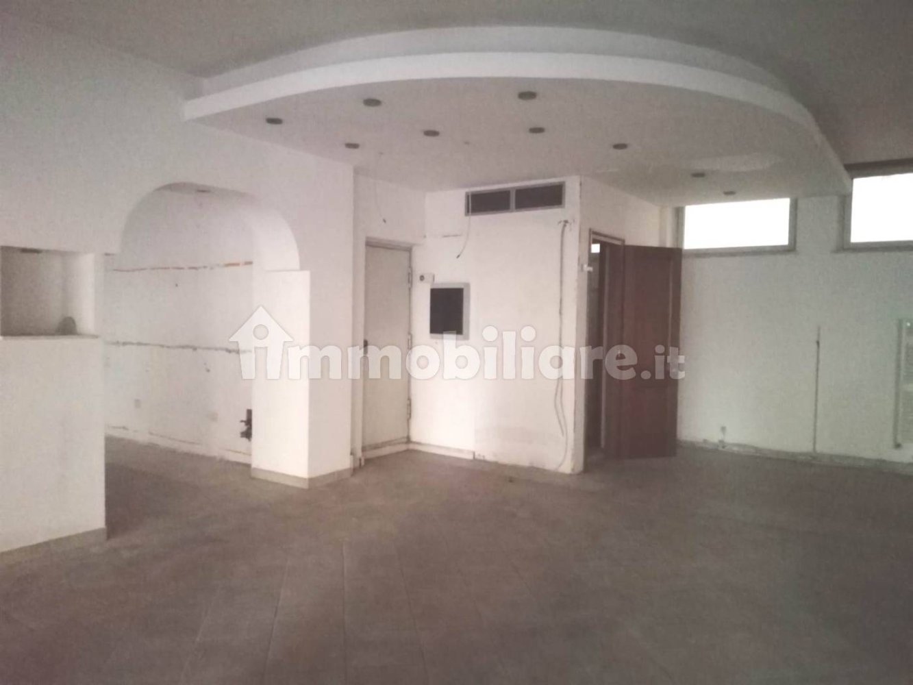 2 rooms Commercial property in Terni, Italy No. 284597