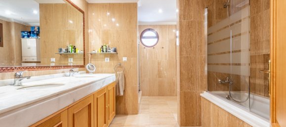 Apartamento de 3 dormitorios en Marbella, Spain No. 148006 10