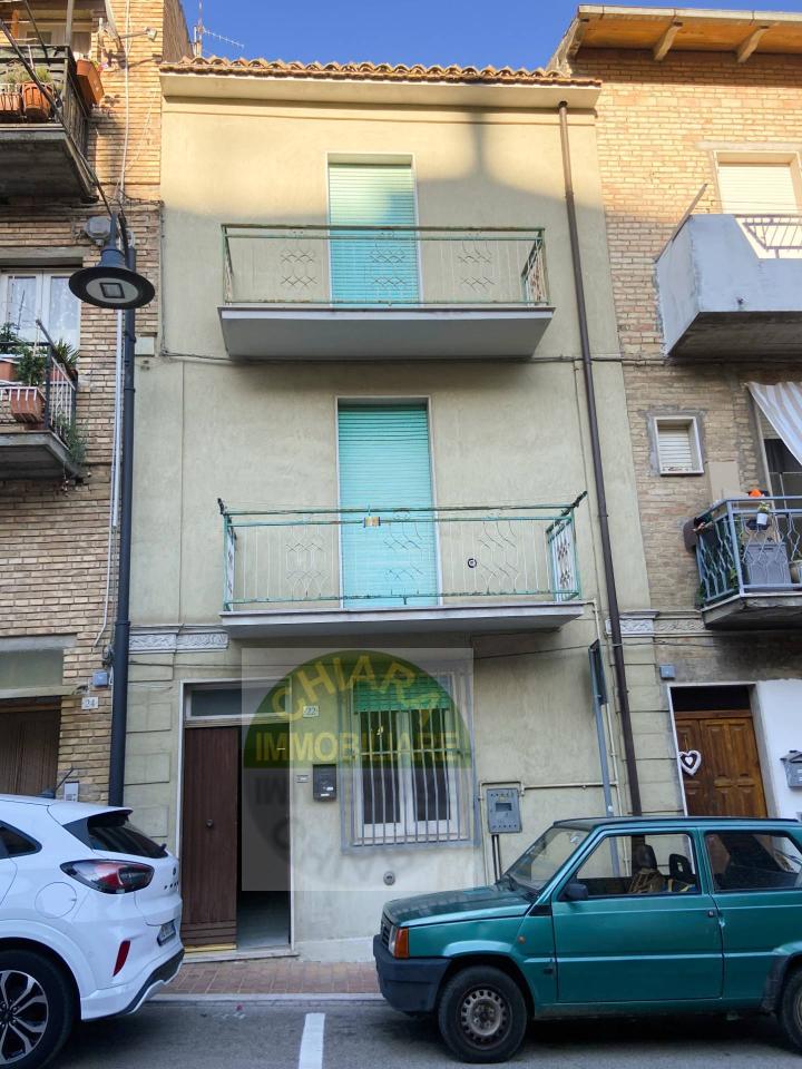 6 rooms House in Monteodorisio, Italy No. 120425