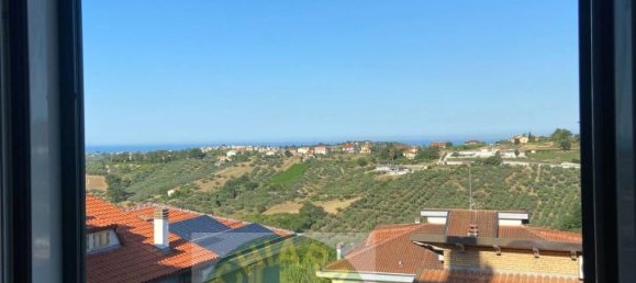 6 rooms House in Monteodorisio, Italy No. 120425 28