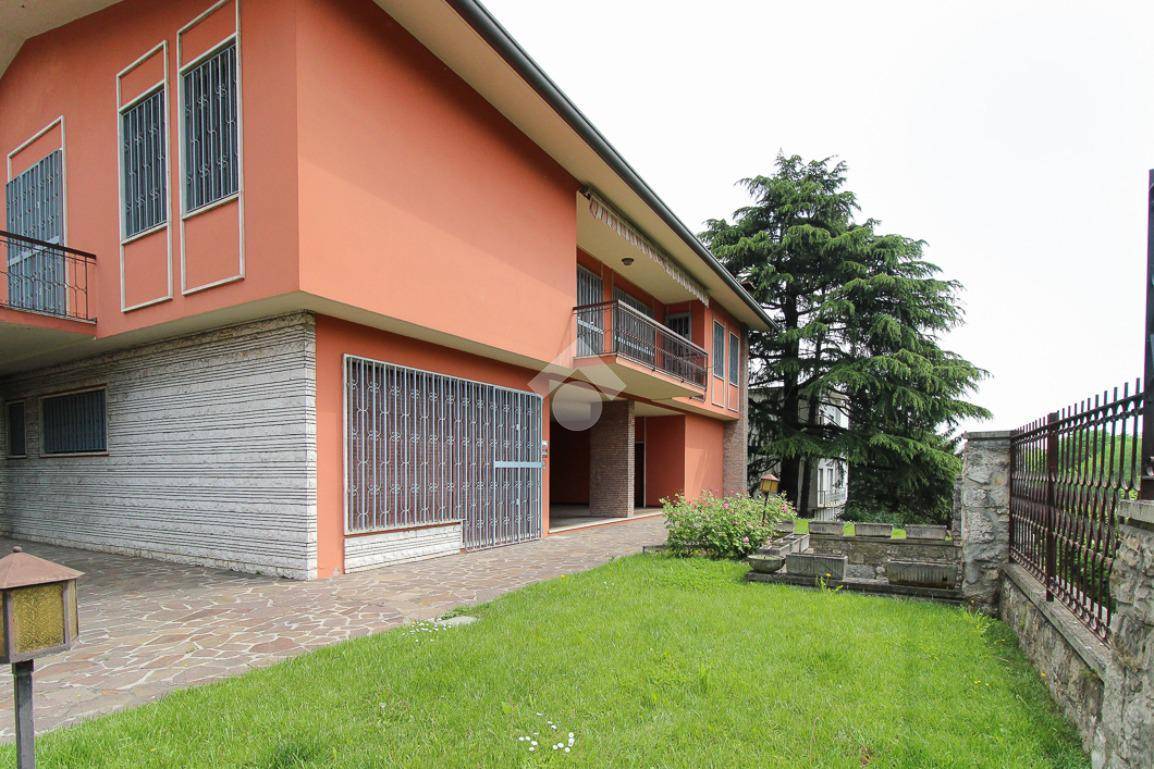 3 bedrooms Villa in Brescia, Italy No. 91747