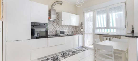 3 bedrooms Apartment in Turin, Italy No. 379754 3