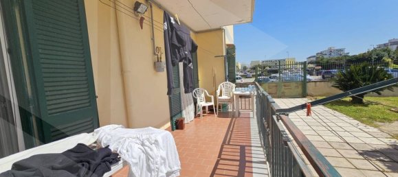 3 rooms Apartment in Pozzuoli, Italy No. 31057 5