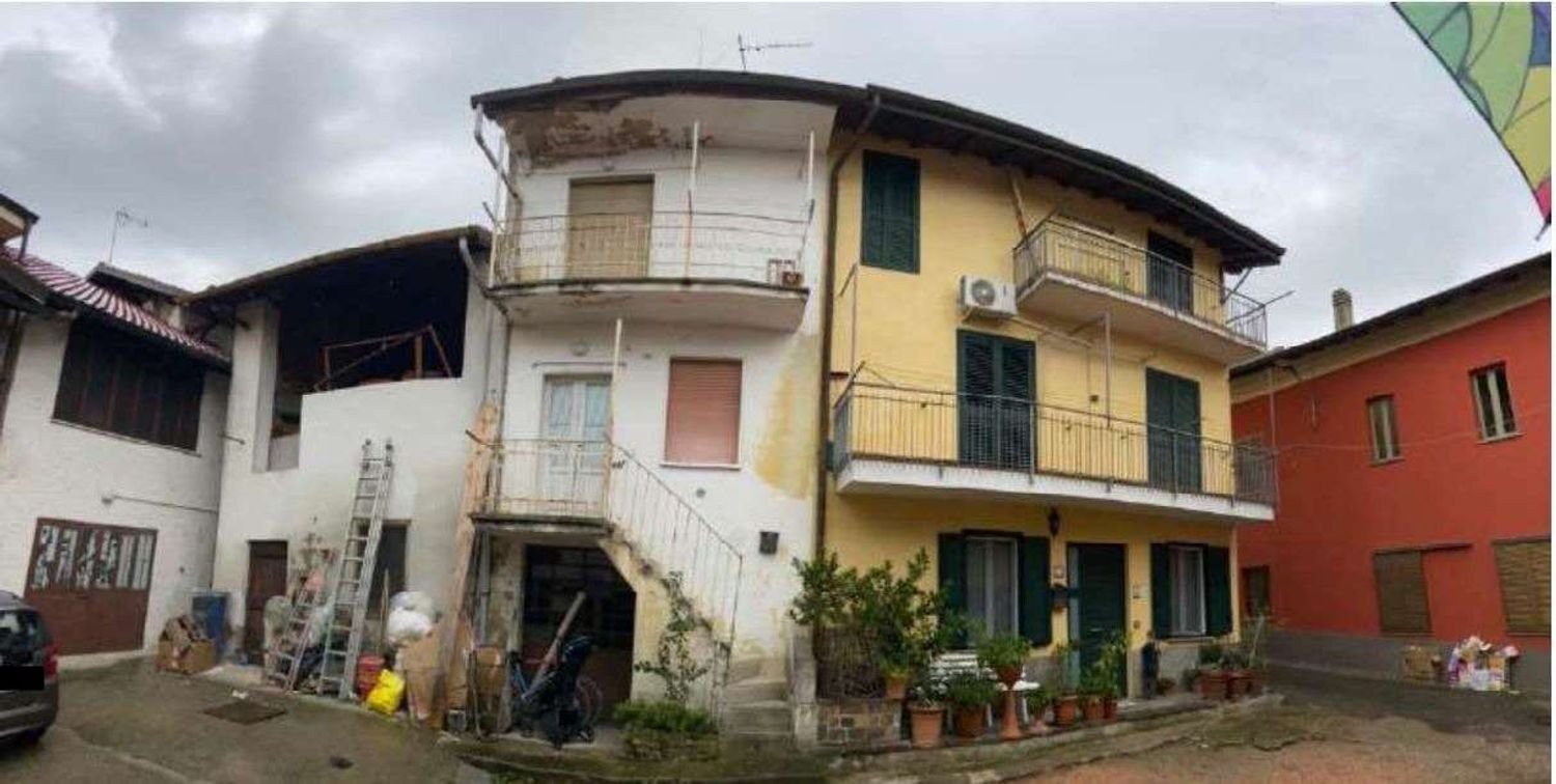 Apartamento de 4 habitaciónes en Lonate Ceppino, Italy No. 181426