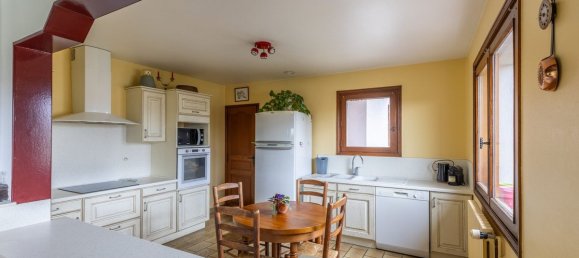 4 bedrooms House in Puy-de-Dome, France No. 339294 7