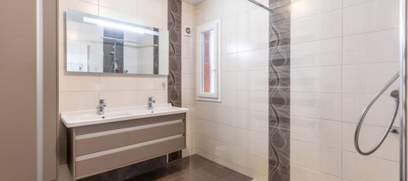 4 bedrooms House in Puy-de-Dome, France No. 339294 8