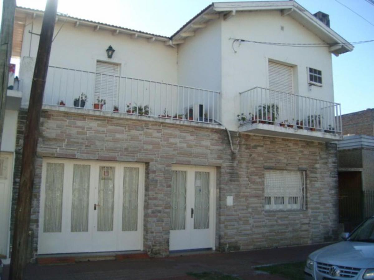 3 bedrooms House in Almirante Brown, Argentina No. 85198