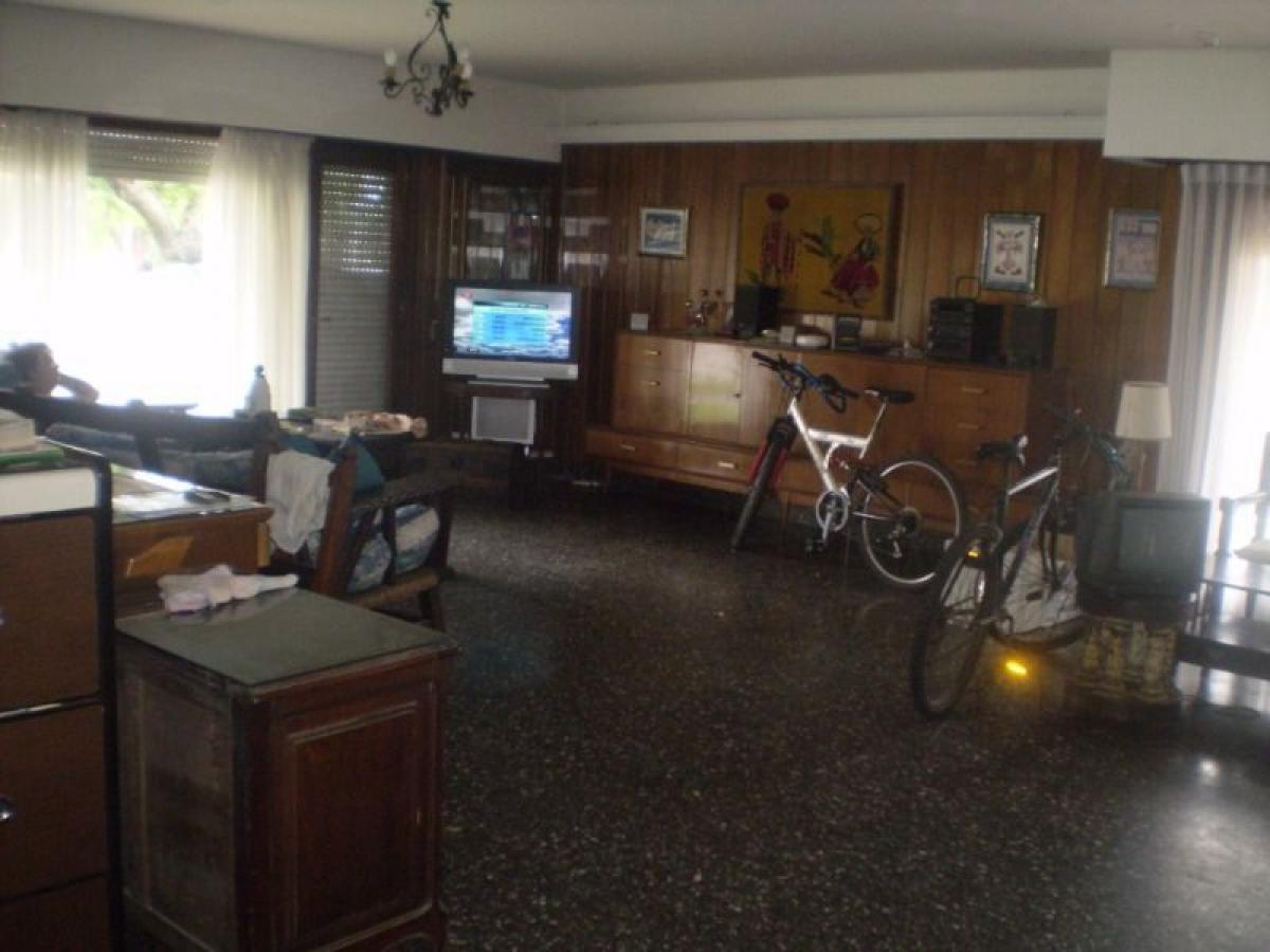 4 bedrooms House in Mar del Plata, Argentina No. 101437
