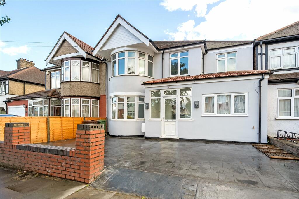 6 bedrooms House in Harrow, United Kingdom No. 12178
