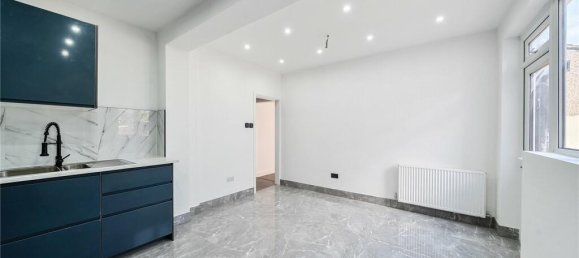 6 bedrooms House in Harrow, United Kingdom No. 12178 13