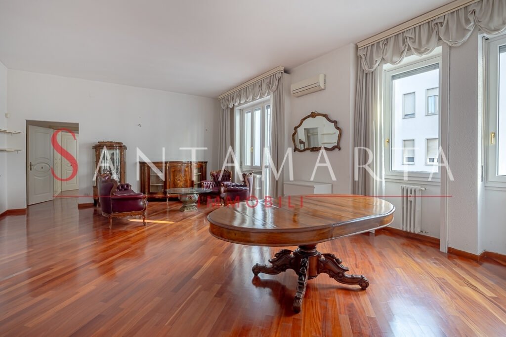 Квартира с 2 спальнями в Милан, Италия № 243624