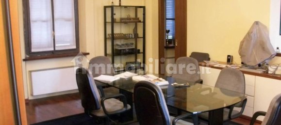 4 bedrooms Apartment in Turin, Italy No. 207147 9