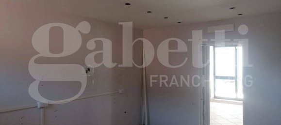 Коммерческая недвижимость с 2 комнатами в Приверно, Италия № 299672 6